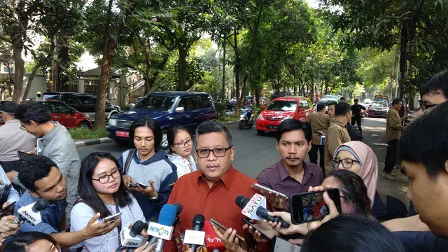 Sekretaris Jenderal PDI Perjuangan Hasto Kristiyanto mengungkap alasan Ketua Umum PDIP Megawati Soekarnoputri tidak hadir dalam pertemuan ketua umum partai koalisi di DPP Nasdem.