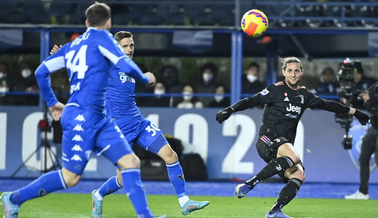Gelandang Juventus, Adrien Rabiot (kanan) melihat mengumpan bola dari kawalan bek Empoli, Ardian Ismajli dan Petar Stojanovic selama pertandingan lanjutan Liga Serie A Italia di stadion Carlo-Castellani di Empoli, Minggu (27/2/2022). Juventus menang tipis atas Empoli 3-2. (AFP/Alberto Pizzoli)