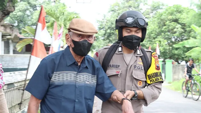 Bhabinkamtibmas atau Pak Bhabin mengantar jemput warga Pemalang, Jateng untuk percepatan vaksinasi Covid-19. (Foto: Liputan6.com/Humas Polres Pemalang)