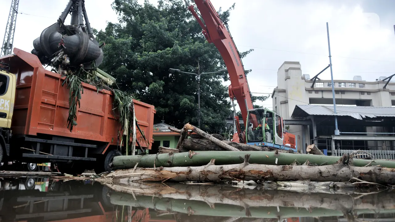 Sampah Menumpuk di Pintu Air Manggarai