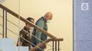 Wali Kota Bekasi Rahmat Effendi alias Pepen menaiki tangga untuk diperiksa di Gedung KPK, Jakarta, Rabu (5/1/2021). Sebelumnya, Tim Satgas KPK melakukan OTT dengan mengamankan Wali Kota Bekasi, Rahmat Effendi (RE) alias Bang Pepen dan beberapa pihak lainnya. (Liputan6.com/Faizal Fanani)