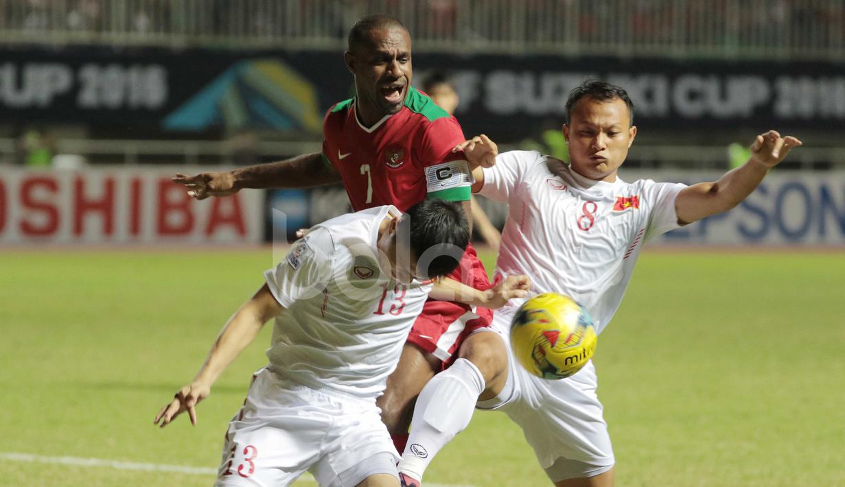 Pemain Timnas Indonesia, Boaz Solossa, mendapat pengawalan ketat dari pemain Vietnam dalam laga leg pertama semifinal Piala AFF 2016 di Stadion Pakansari, Bogor, Sabtu (3/12/2016). (Bola.com/Nicklas Hanoatubun)