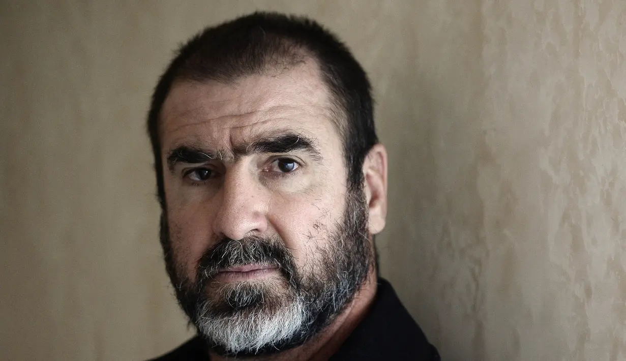 4. Eric Cantona - Legenda Manchester United cukup piawai melakoni banyak film lokal Prancis “Looking for Eric”. (AFP/Stephane de Sakutin)