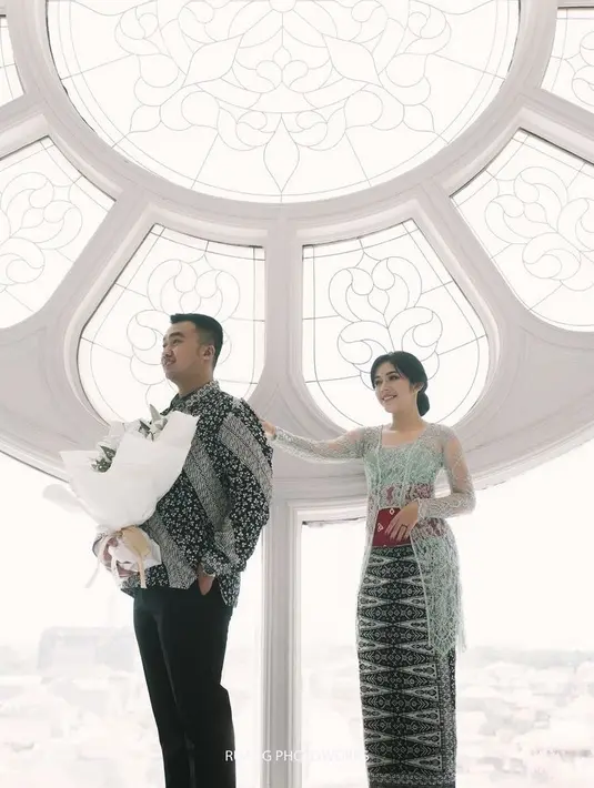 Dikenal sebagai dancer cilik, Fay bertransformasi menjadi perempuan dewasa yang cantik. Dalam pertunangannya, ia mengenakan kebaya lace model kutu baru warna baby blue. (@faynabilalxndr)