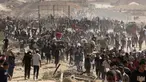 Warga Palestina yang mengungsi berkumpul untuk menerima bantuan dari titik distribusi bantuan GHF di koridor Netzarim, Jalur Gaza tengah pada 30 Juli 2025. (Eyad BABA/AFP)