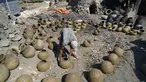Seorang perajin tembikar bekerja di Desa Nazla di Fayoum, Mesir (5/10/2020). Desa Nazla yang terletak di Kegubernuran Fayoum, Mesir, terkenal dengan perajin tembikarnya yang masih mempertahankan teknik pembuatan tembikar dari zaman Mesir kuno. (Xinhua/Ahmed Gomaa)