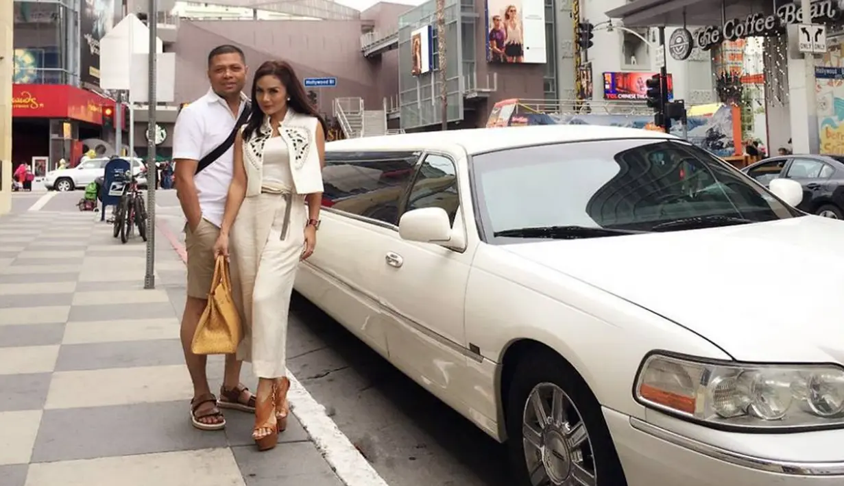 Krisdayanti dan Raul Lemos berkeliling Hollywood menggunakan limusin. Raul tampil casual sedangkan KD tampak modis. (instagram.com/raullemos06)