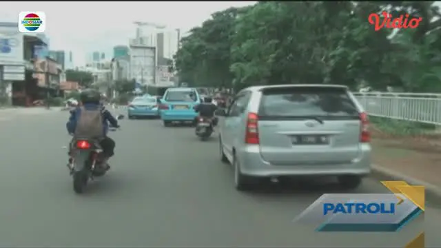 Akibat bersenggolan karena salah jalan, seorang pengendara motor terlibat aksi kejar-kejaran dengan sebuah angkutan kota di Tebet.