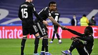 Tiga pemain Real Madrid, Federico Valverde (kiri), Eder Militao (tengah) dan Eduardo Camavinga (kanan). (JAVIER SORIANO / AFP)