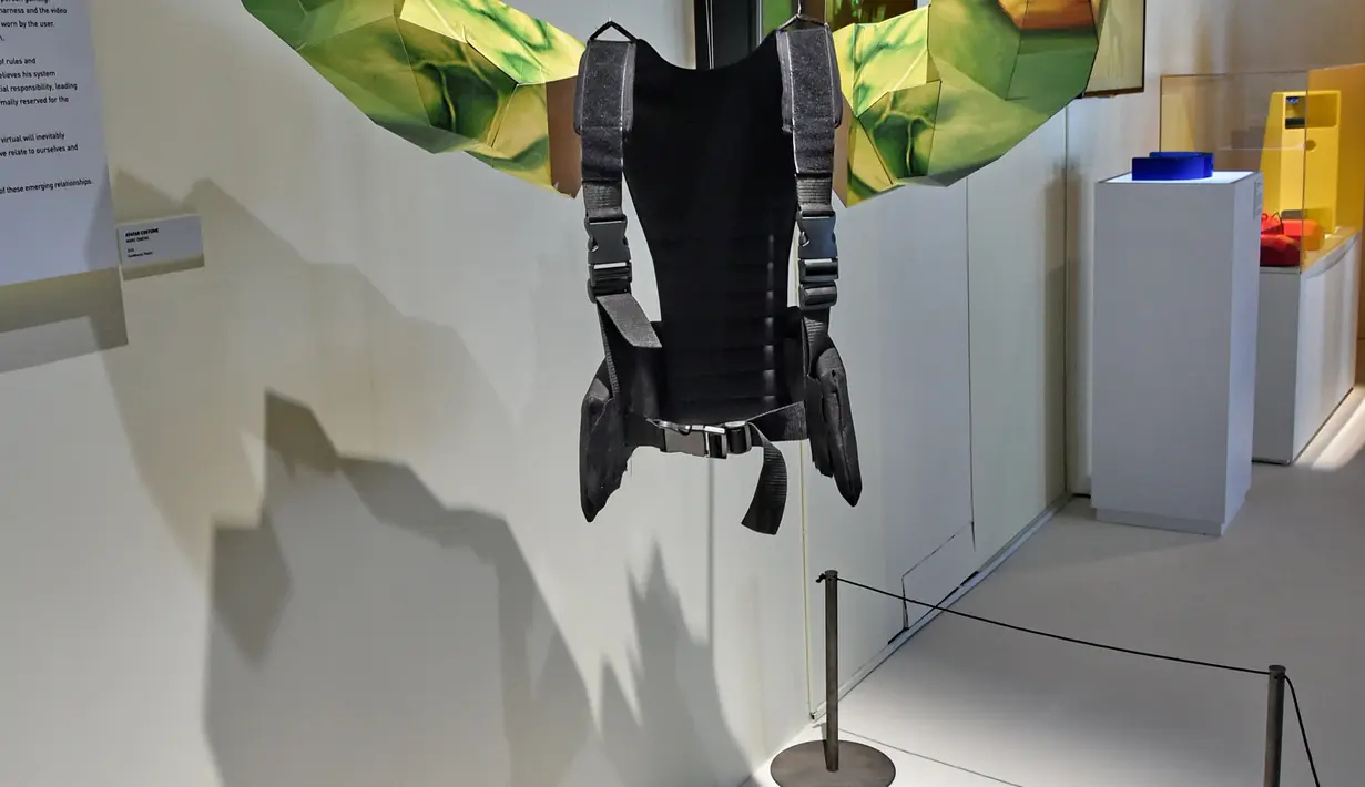 Instalasi seni oleh Marc Owens berjudul "Avatar Machine 2010" ditampilkan di museum Art Science, Singapura, Kamis (18/5). Pameran futuristik ini adalah karya dari 40 lebih seniman internasional, ilmuwan, teknolog dan desainer (AFP FOTO / ROSLAN RAHMAN)
