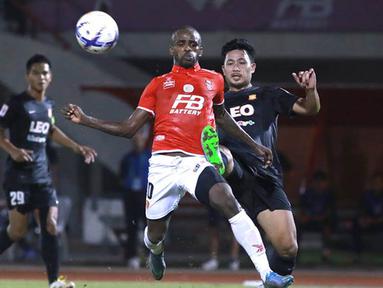 Penampilan striker naturalisasi, Greg Nwokolo bersama klub Thailand, BEC Tero. (Sasana.Bectero.com)
