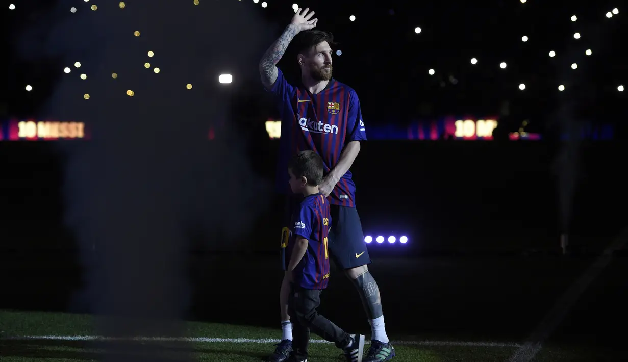 Bintang Barcelona, Lionel Messi menjadi top scorer  La Liga Santander 2017-2018 dengan koleksi 34 gol. (AFP/Lluis Gene)
