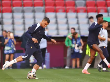 Penyerang Prancis #10 Kylian Mbappe dan rekan satu timnya mengambil bagian dalam sesi latihan MD-1 menjelang semifinal Euro 2024 di Munich Football Arena, Senin (8/7/2024). (FRANCK FIFE / AFP)