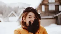 Perempuan berumur 27 tahun ini tampak menikmati liburannya ke Jepang. Di tengah salju Jepang, ia menggunakan Jaket tebal berwarna kuning lengkap dengan sarung tangan dan topi hitam. Senyumannya di tengah salju sangat memesona.  (Liputan6.com/IG/@enzystoria)