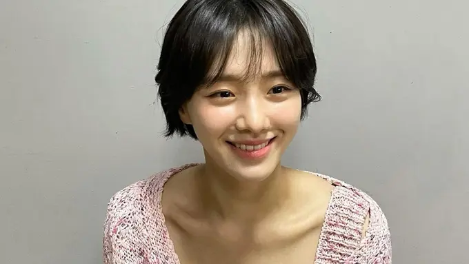 Inspirasi potongan rambut ala aktris Park Gyu Young (dok. Instagram @lavieenbluu/https://www.instagram.com/p/CNe1qAqh8sC/)</p>