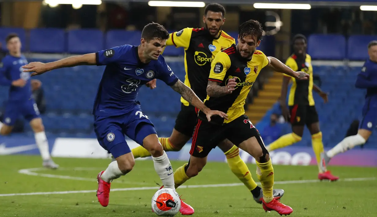 Pemain Chelsea Christian Pulisic (kiri) berebut bola dengan pemain Watford Kiko Femenia pada pertandingan Premier League di Stadion Stamford Bridge, London, Inggris, Sabtu (4/7/2020). Chelsea menang 3-0 dan kembali menggeser Manchester United dari posisi empat klasemen. (Matthew Childs/Pool via AP)