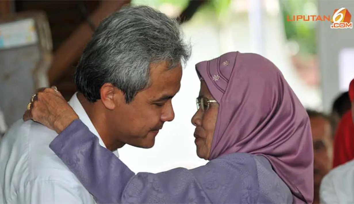 Ibunda Ganjar Pranowo memeluk dan memberi ucapan selamat pada anaknya yang memperoleh suara tertinggi disbanding 2 pasangan kandidat gubernur lainnya
