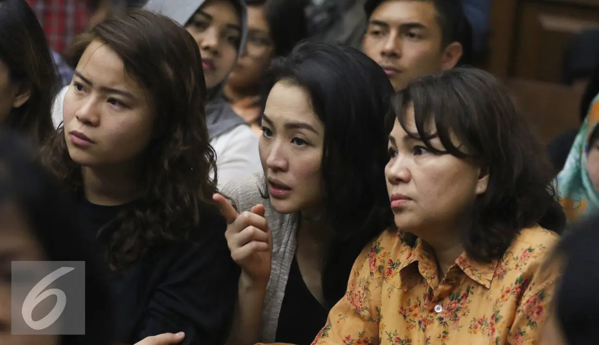 Kembaran Wayan Mirna Salihin, Sandy Salihin bersama rekannya menyaksikan jalannya sidang lanjutan kasus kopi beracun di PN Jakarta Pusat, Rabu (3/8). Sidang beragendakan mendengarkan keterangan ahli forensik dari RS Polri. (Liputan6.com/Immanuel Antonius)