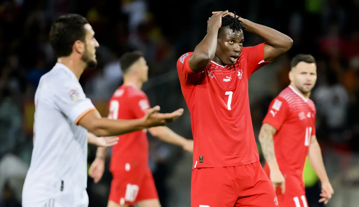 Reaksi pemain Swiss Breel Embolo saat melawan Spanyol pada pertandingan sepak bola UEFA Nations League di Stadion Stade de Geneve, Jenewa, Swiss, 9 Juni 2022. Spanyol menang 1-0. (Jean-Christophe Bott/Keystone via AP)