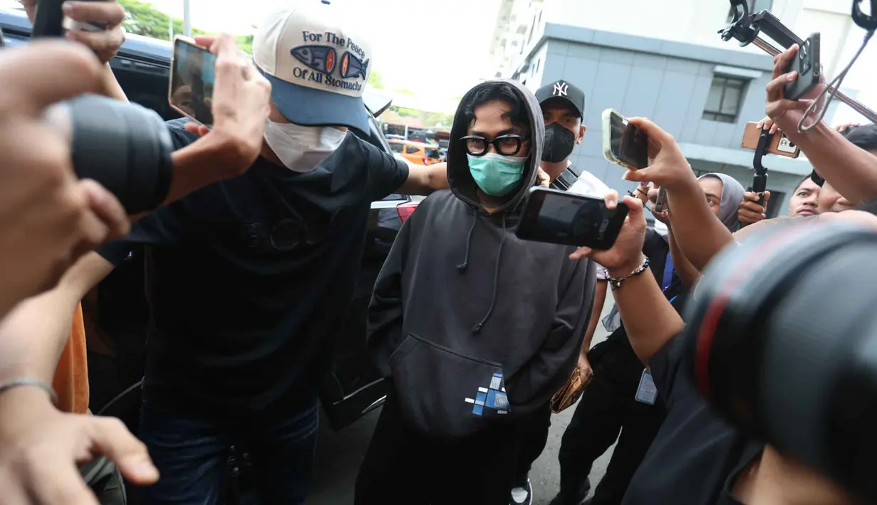 Musisi sekaligus aktor, Onadio Leonardo atau akrab disapa Onad, saat tiba di Polres Jakarta Barat pada Senin (3/11/2025). Onad ditangkap di sebuah perumahan kawasan Rempoa, Ciputat Timur, Tangerang Selatan. Polisi juga menemukan barang bukti narkoba jenis ganja saat penangkapan. (Kapanlagi.com/Budy Santoso)