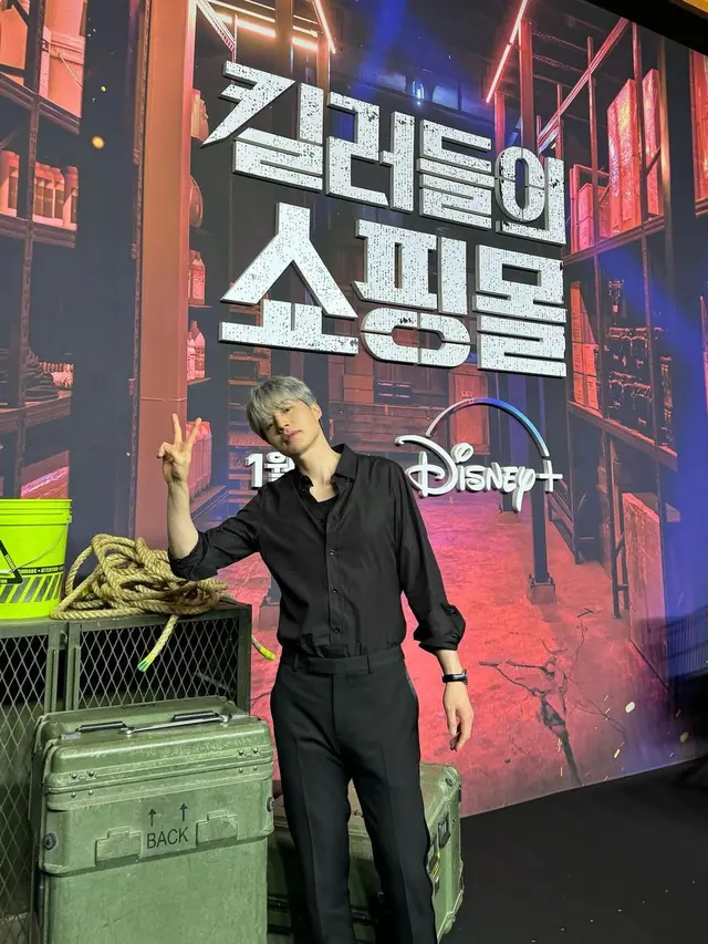 Lee Dong Wook di konferensi pers serial "A Shop For Killers". [Foto: Instagram/leedongwook_official]