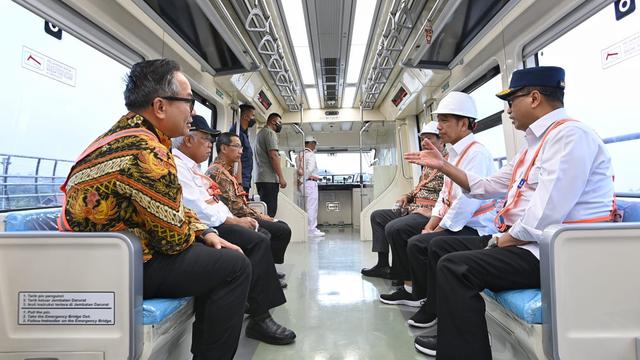 Menteri Perhubungan Budi Karya Sumadi mendampingi Presiden Jokowi meninjau LRT Jabodebek. (