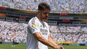 Bek Real Madrid, Raul Asencio, keluar lapangan usai dikartu merah di laga lawan Pachuca di Piala Dunia Antarklub 2025, Senin (23/06/2025). (AP Photo/Chris Carlson)