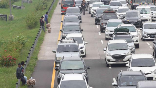 Mengais Rezeki dari Kemacetan di Tol Cipali