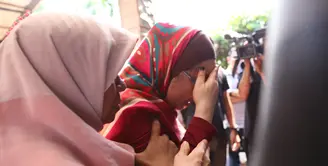 Duka orang dekat di pemakaman Pepeng (Galih W. Satria/Bintang.com)