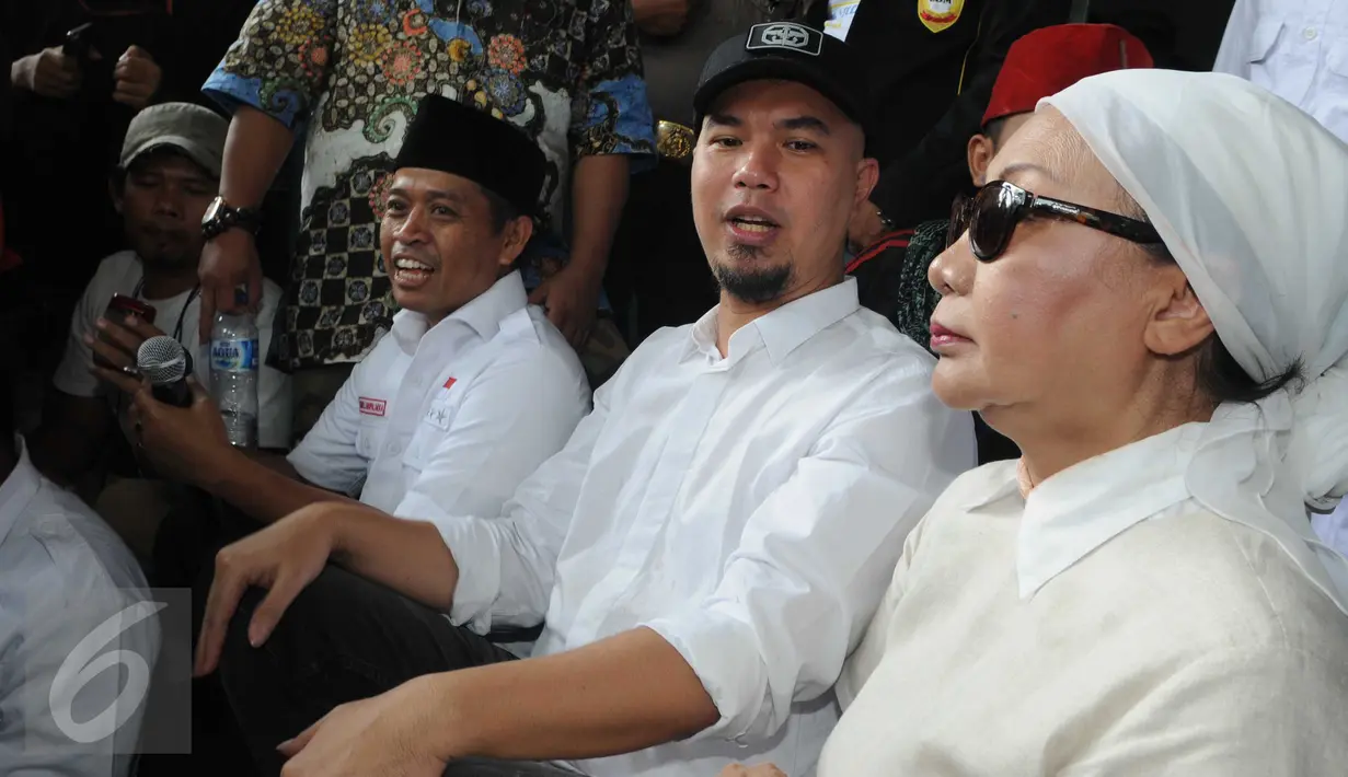 Musisi Ahmad Dhani dan Ratna Sarumpaet duduk di depan Gedung KPK, Jakarta, Kamis (2/6). Ahmad Dhani geram truk Republik Cinta Managemen ditangkap oleh Polda Metro Jaya, ketika ingin melakukan demo di KPK. (Liputan6.com/Helmi Afandi)