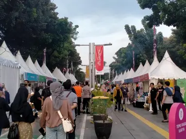 Pengunjung menikmati produk yang ditawarkan 24 Kios UMKM pada Festival #IniJakarta 2022 di kawasan Kota Tua, Jakarta, Sabtu (17/9/2022). “Temu Rasa Karya” merupakan salah satu program yang dihadirkan dalam Festival #IniJakarta. (Liputan6.com/Magang/Aida Nuralifa)