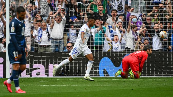 <p>Striker Real Madrid Rodrygo Goes merayakan gol ke gawang Espanyol pada laga La Liga Spanyol di Estadio Santiago Bernabeu, Sabtu (30/4/2022). (AFP/Gabriel Bouys)</p>