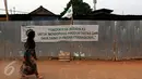 Seorang wanita berjalan di kawasan Pasar Kramatjati yang mengalami revitalisasi , Jakarta, (23/10/2015). Dalam revitalisasi ini bangunan induk tidak dibongkar, hanya instalasi listrik, atap, rolling door, dan saluran air. (Liputan6.com/Yoppy renato)