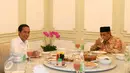 Presiden Joko Widodo dan Ketum PBNU, Said Aqil Siradj saat menyantap makan siang di Istana Merdeka, Jakarta, Rabu (11/1). Pertemuan ini masih dalam rangka silaturahim kebangsaan yang dilakukan Presiden sejak akhir 2016 lalu. (Liputan6.com/Angga Yuniar)
