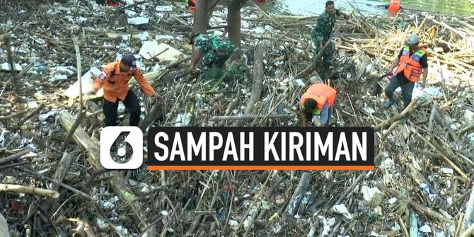VIDEO: Puluhan Ton Sampah Menyumbat Kali Bekasi