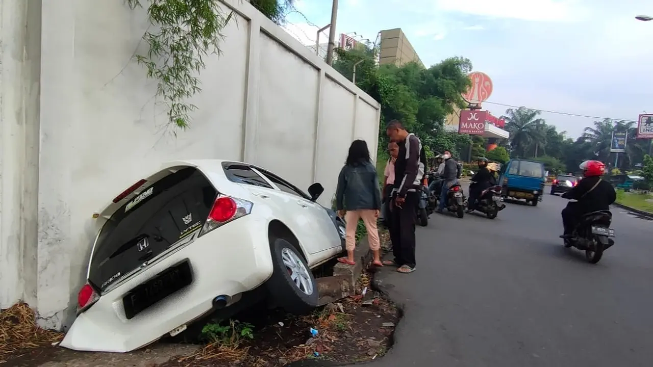 Kaget Melihat Cicak, Mobis Wanita di Bogor Ini Terperosok