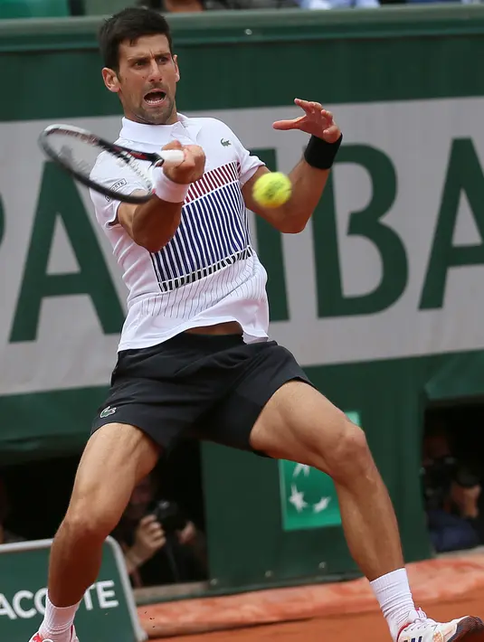 Aksi Novak Djokovic saat bertanding melawan petenis Austria Dominic Thiem di perempatfinal turnamen tenis Prancis Terbuka di stadion Roland Garros, Paris (7/6). Dominic Thiem menang 7-6, 6-3, 6-0. (AP Photo/David Vincent)