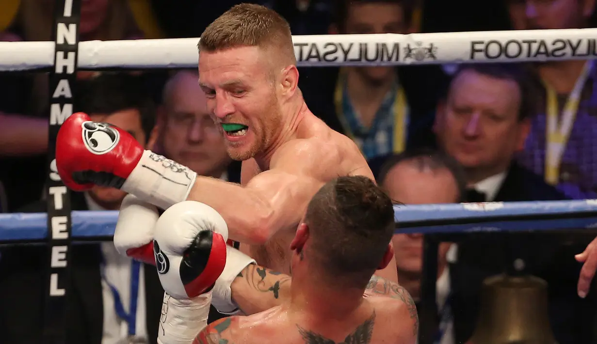 Terry Flanagan (atas) merupakan manta juara tinju dunia yang memegang sabuk WBO lightweight dari tahun 2015 hingga 2017. Ia petinju Inggris pertama yang memenangkan gelar juara dunia di kelas itu. (AFP/Geoff Caddick)