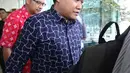Ekspresi Andy Purnomo usai diperiksa KPK, Jakarta, Rabu (25/1). Meskipun dinyatakan memberi banyak informasi penting, KPK masih enggan menyebut peran Andi dalam kasus yang menjerat ibunya tersebut. (Liputan6.com/Helmi Afandi)