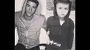 Dalam salah satu foto di Instagram, Ryan terlihat menirukan gaya aktor Liam Hemsworth. (instagram.com/ministylehacker)