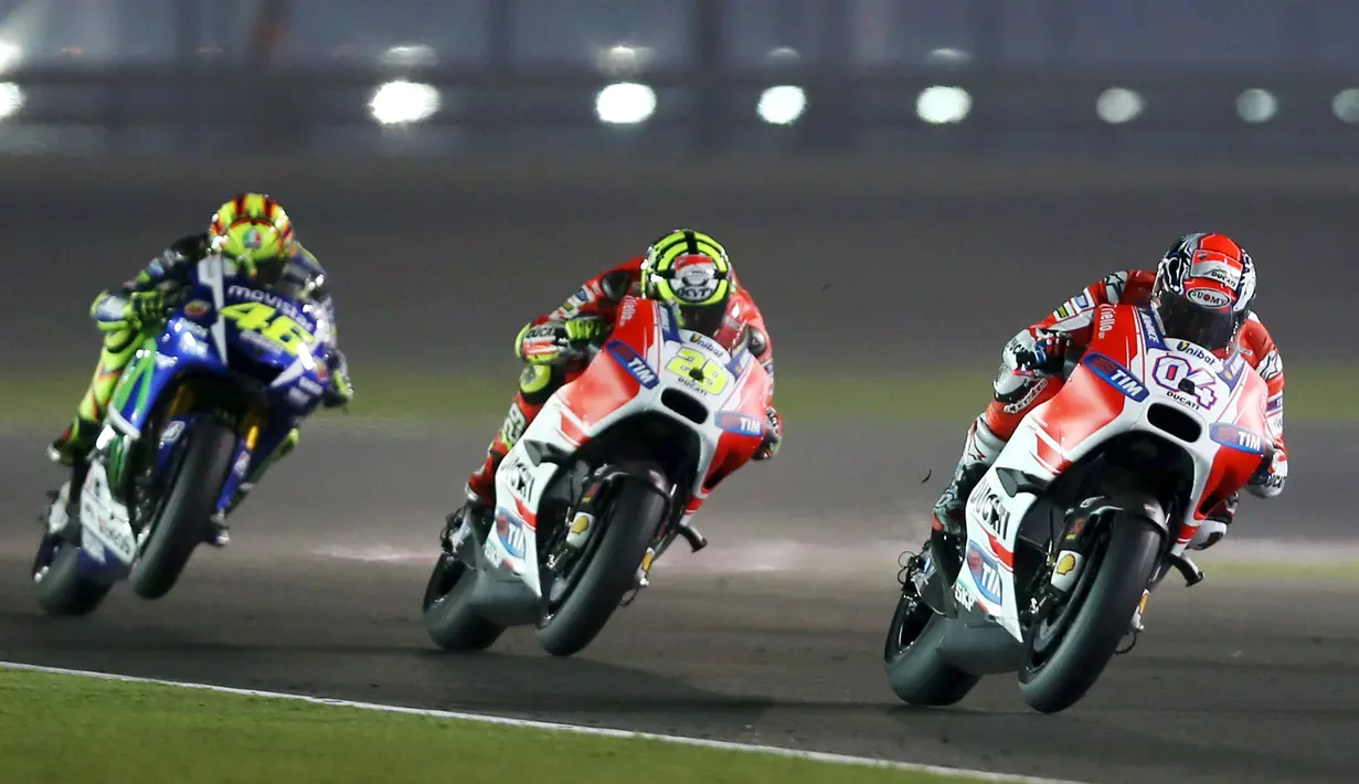 Valentino Rossi berduel dengan dua pebalap Ducati di Sirkuit Losail, Qatar ,(REUTERS/Fadi Al-Assaad)