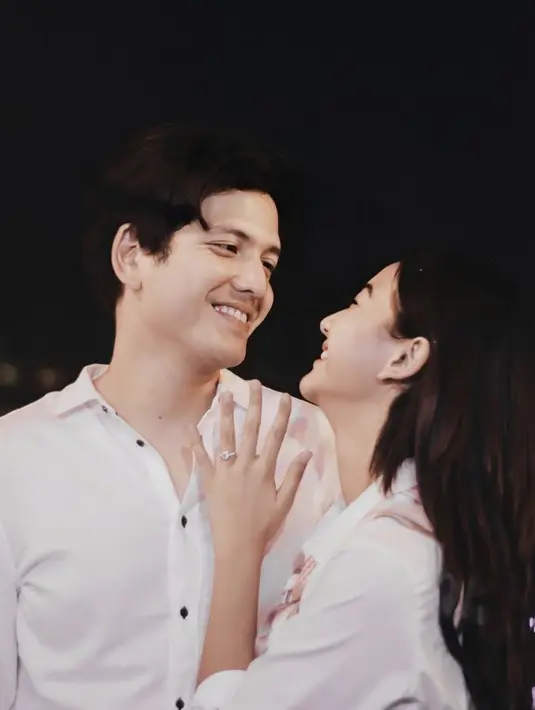 <p>Rendi pun nampak serasi dengan calon istrinya tersebut, yang sama-sama mengenakan kemeja putih panjang. @glencachysaraofficial</p>