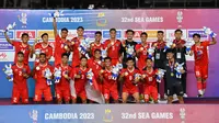 Sejumlah pemain Timnas Indonesia U-22 berpose memegang medali emas setelah memenangkan laga final sepak bola SEA Games 2023 melawan Thailand di Olympic Stadium, Phnom Penh, Kamboja, Selasa (16/05/2023). (AFP/Nhac Nguyen)