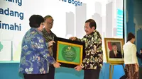 Kepala Dinas Lingkungan Hidup Kota Malang, Agoes Edi Putranto menerima plakat Adipura beberapa hari lalu (Humas Pemkot Malang)
