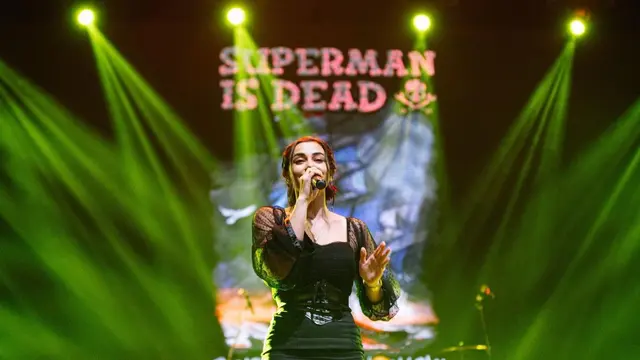 Sempat Dicibir, Ini 7 Potret Nora Alexandra Jadi Vokalis SID yang Tampil Stylish