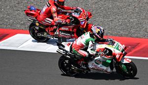 Aksi Marc Marquez dan Johann Zarco saat balapan MotoGP 2025 di Sirkuit Mandalika, Lombok, Minggu (5/10/2025) siang WITA. (SONNY TUMBELAKA / AFP)
