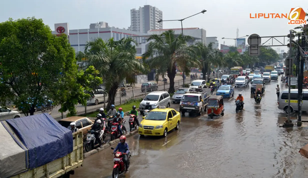 Di beberapa titik, meski masih ada genangan air, lalu lintas sudah mulai lancar (Liputan6.com/Panji Diksana)