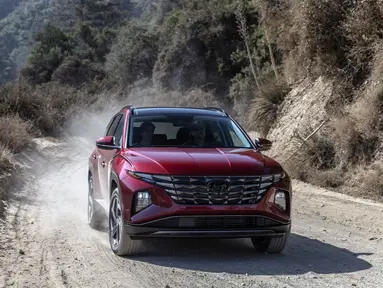 Hyundai Tucson memasuki awal baru dalam sejarah Tucson. Hadir dengan desain yang jauh berbeda dari pendahulu-pendahulunya, Kini Tucson hadir dengan desain futuristis bak mobil masa depan. Berada di dalam pasar medium crossover SUV, Hyundai Tucson cocok untuk diajak jalan-jalan off-road ringan atau overland. (Source: auto-data.net)