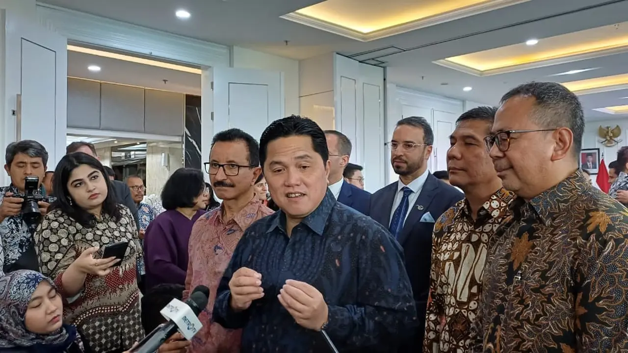 Menteri BUMN Erick Thohir usai acara  penandatanganan kerjasama investasi dan pengoperasian Belawan New Terminal Cargo (BNCT) di Kantor Kementerian BUMN, Jakarta, Jumat (23/6/2023). (Maulandy/Liputan6.com)