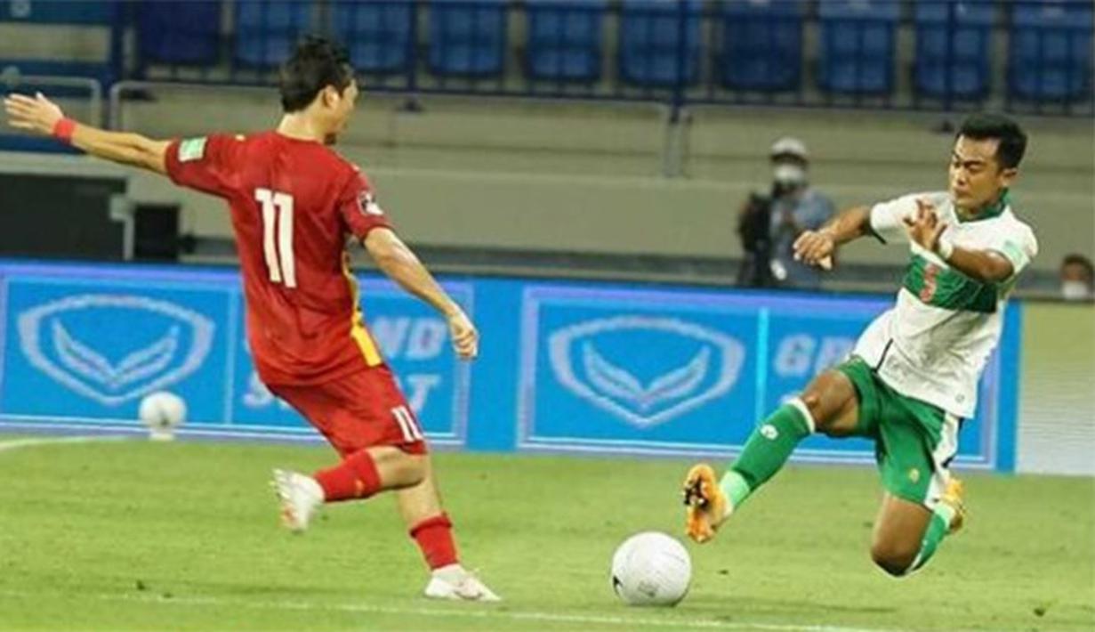 Bek Timnas Indonesia, Pratama Arhan (kanan), harus berjibaku menghentikan aliran bola sayap Vietnam yang cukup cepat. Vietnam langsung memberikan tekanan ke pertahanan Indonesia, melalui kedua sayap di kanan dan kirinya sejak menit pertama. (Foto: Dok. PSSI)